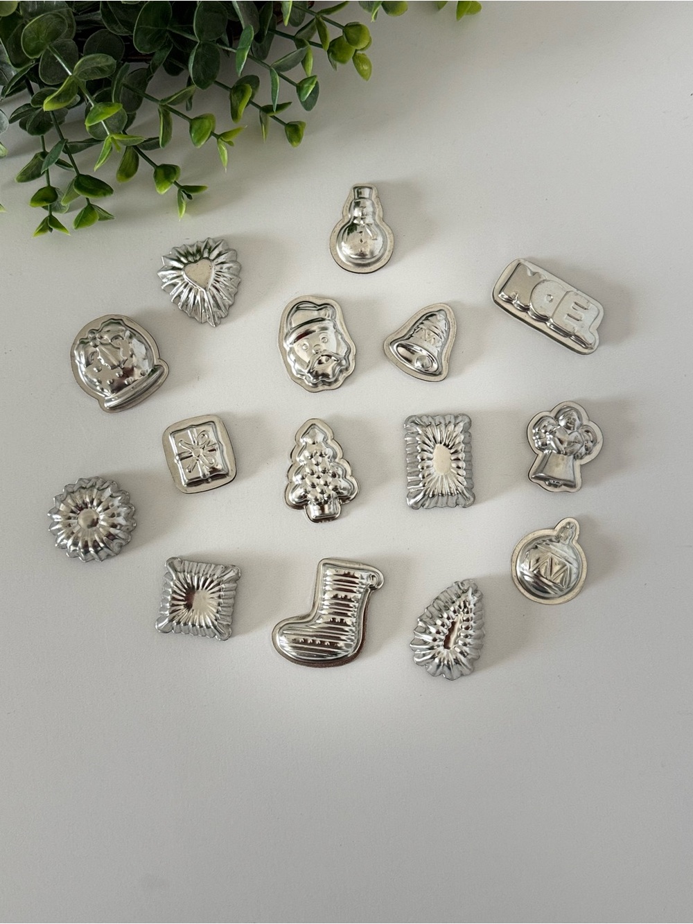 NWOT ⭐️ Vintage Holiday Mini Tin Set
